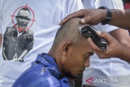 Aksi cukur gundul warga Desa Kohod