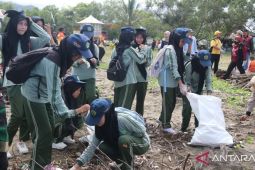 Ratusan orang gelar aksi bersih-bersih objek wisata Geopark Ciletuh Sukabumi