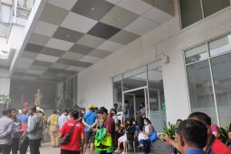 Petugas pemadam sisir area Hotel 101 Urban Glodok untuk evakuasi korban terjebak