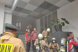 Asap masih mengepul dari dalam Hotel 101 Urban Glodok