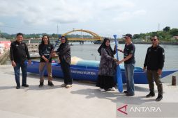 Naturevolution Sultra beri bantuan kapal bagi bank sampah di pesisir