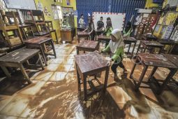Bersih-bersih sekolah terdampak banjir di Jambi