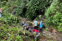 Agam gotong royong bersihkan aliran sungai
