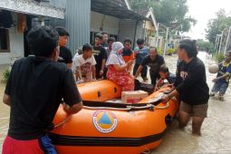 Petugas tangani 15 desa banjir di Gresik