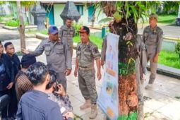 Petugas gabungan tertibkan reklame tak berizin di Pacitan