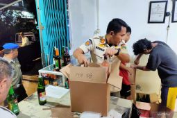 Satpol PP Jakbar sita ratusan botol miras ilegal
