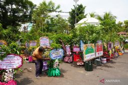 Ucapan selamat pelantikan Wali Kota Madiun, halaman balai kota dipenuhi bibit pohon