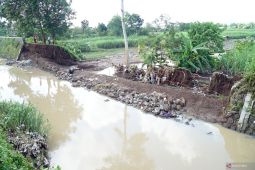 Tanggul jebol penyebab banjir bandang
