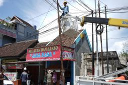 Diskominfo Kulon Progo tertibkan tiang optik yang mengganggu lalu lintas