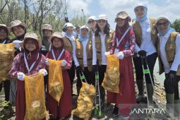 Selvi Gibran turut pungut sampah hutan bakau Muaragembong Bekasi