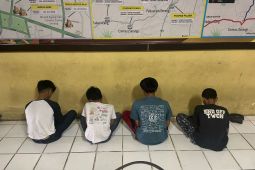 Polisi tangkap empat remaja bersenjata tajam tawuran di Serang