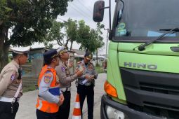Puluhan truk di Garut ditilang gara-gara melebihi kapasitas muatan