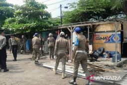 Petugas tertibkan puluhan bangunan liar di sepanjang akses Tol Karawang Timur