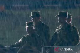 Presiden Prabowo, SBY, Jokowi naik kendaraan Maung cek pasukan parade senja di Akmil