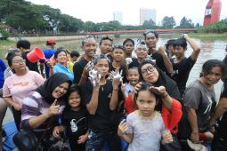 Warga Kota Tangerang sambut Ramadhan dengan keramas bareng di sungai