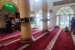 Umat Islam ramai-ramai bersihkan dan benahi tempat ibadah