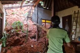 Dua rumah di Ngrayun Ponorogo rusak parah akibat longsor