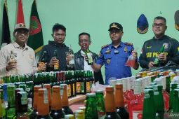 Satpol PP Cianjur menyita ratusan botol miras dalam razia