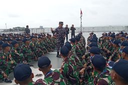 Danlanal Babel sambut KRI Semarang -594 di Pelabuhan Belinyu