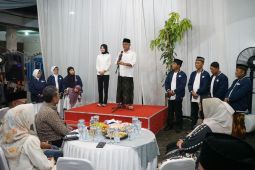 Tujuh relawan Vinanda-Gus Qowim diberangkatkan umrah