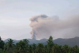 Gunung Dukono semburkan abu vulkanik setinggi 2.000 meter