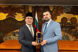 Dubes RI untuk Bulgaria Iwan Bogananta menerima Golden Laurel Branch