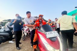 Menteri PKP dibonceng petugas PPPSU naik motor mengcek tembok kawasan PIK