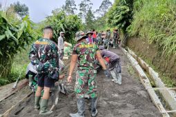 TMMD Kodim Magelang bersama warga tetap lakukan pengecoran jalan di bulan Puasa