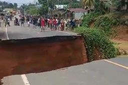 Jalinsum Bungo Jambi putus pengendara dialihkan jalur alternatif