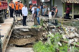 Bupati Rudy Susmanto gunakan dana pribadi atasi akses terputus di Bogor