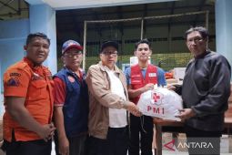 Sudinsos Jaktim salurkan bantuan barang kebutuhan dasar bagi korban kebakaran Pondok Bambu
