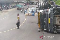 Truk bermuatan udang terguling di Tanjakan Baeud Sukabumi