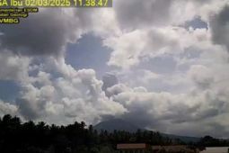 Gunung Ibu di Halbar semburkan abu vulkanik setinggi  1.200 meter