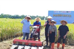 Sampoerna-GSN-STAPA salurkan mesin pemanen padi ke petani Ponorogo