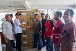PT Timah serahkan 10 mesin tempel bantu nelayan Tanah Merah