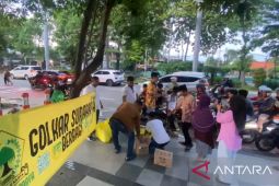 Golkar Surabaya bagikan paket takjil ke warga saat Ramadhan