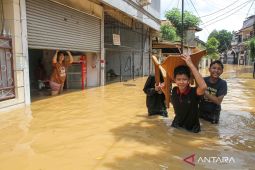 Warga di bantaran Kali Ciliwung diminta waspada