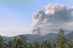 Senin pagi, GunungDukono kembali alami erupsi