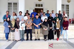 Gubernur Gusnar nilai pertemuan dengan wartawan penting