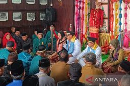 Bupati dan Wakil Bupati Belitung disambut secara adat Melayu