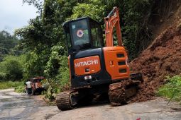 BPBD OKU Selatan bersihkan  material longsor di jalan Desa Saung Naga