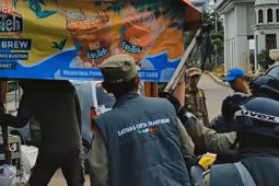Satpol PP Karawang tertibkan bangunan liar dan media luar tak berizin