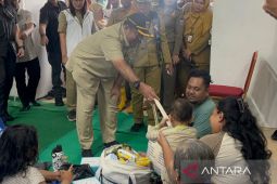 Rano Karno tinjau lokasi pengungsian banjir di Jakarta Timur