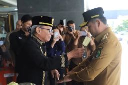 Prosesi Adat Tepung Tawar sambut hari kerja pertama  Gubernur Kaltim