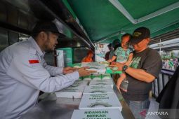 Baznas bagikan 500 paket makanan berbuka puasa di Masjid Jami Assyakirin Jaktim