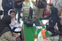 Wamendag Dyah Roro pantau operasi pasar di Kantor Pos Ngawi