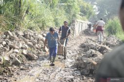 Pemkab Bandung memperbaiki tanggul jebol di Sungai Cikapundung Kolot
