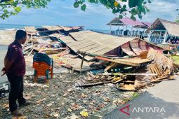 Warga dan aparatur desa robohkan kafe diduga tempat mesum di Pantai Ujung Karang Meulaboh