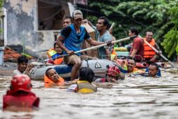 Anak laki-laki terseret arus Kali Ciliwung saat evakuasi di Tebet