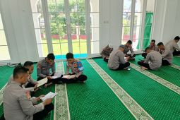 Polda Maluku tadarus Al Quran tingkatkan iman dan kinerja personel selama Bulan Suci Ramadhan